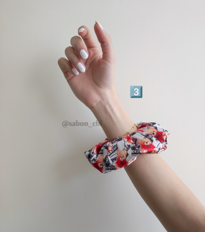 کش اسکرانچی ساتن طرح خرس روزنامه ای