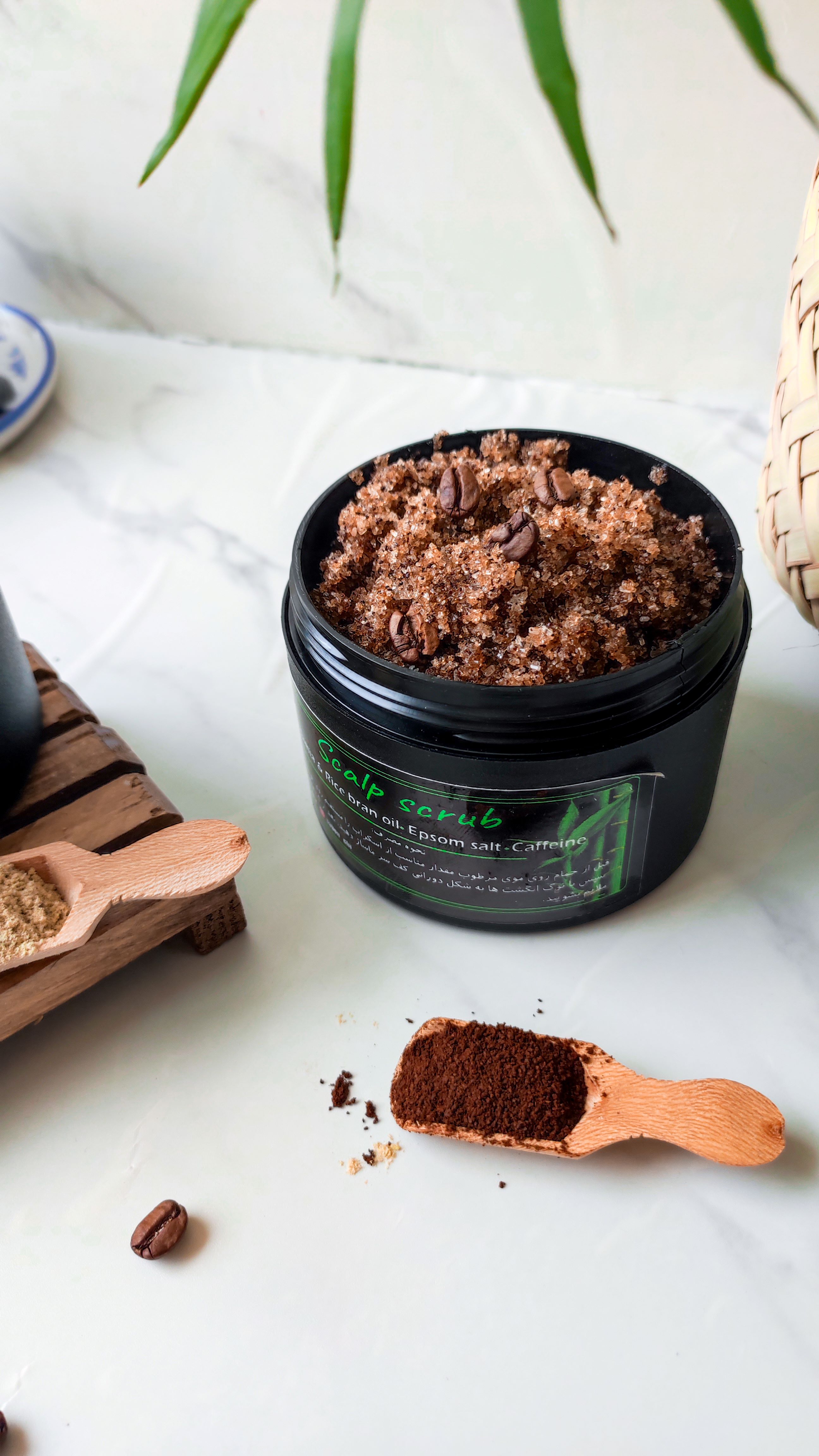 اسکراب کف سر حاوی کافئین، روغن سبوس برنج کمک به رشد مو
